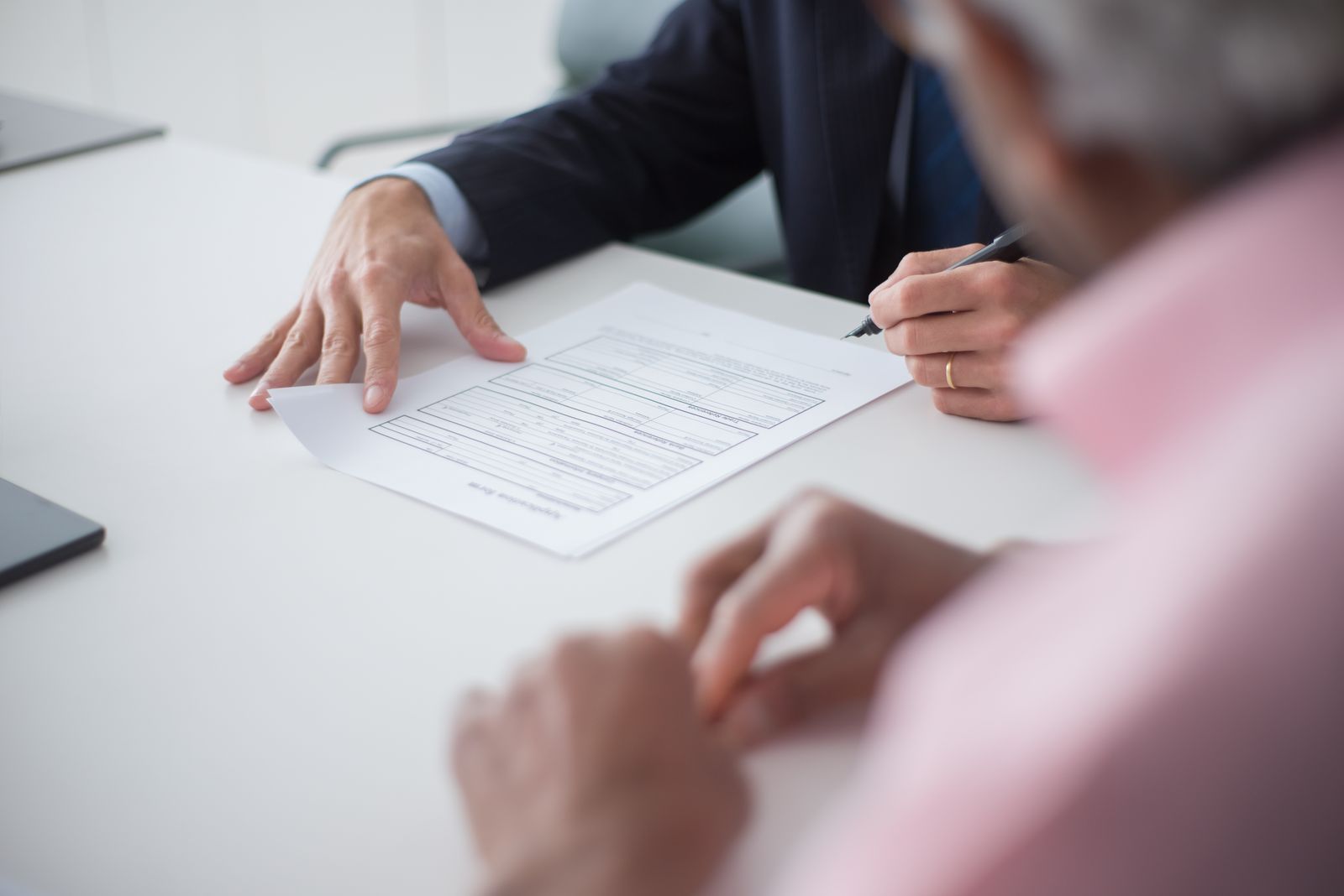 Signature d'un document officiel autour d'une table