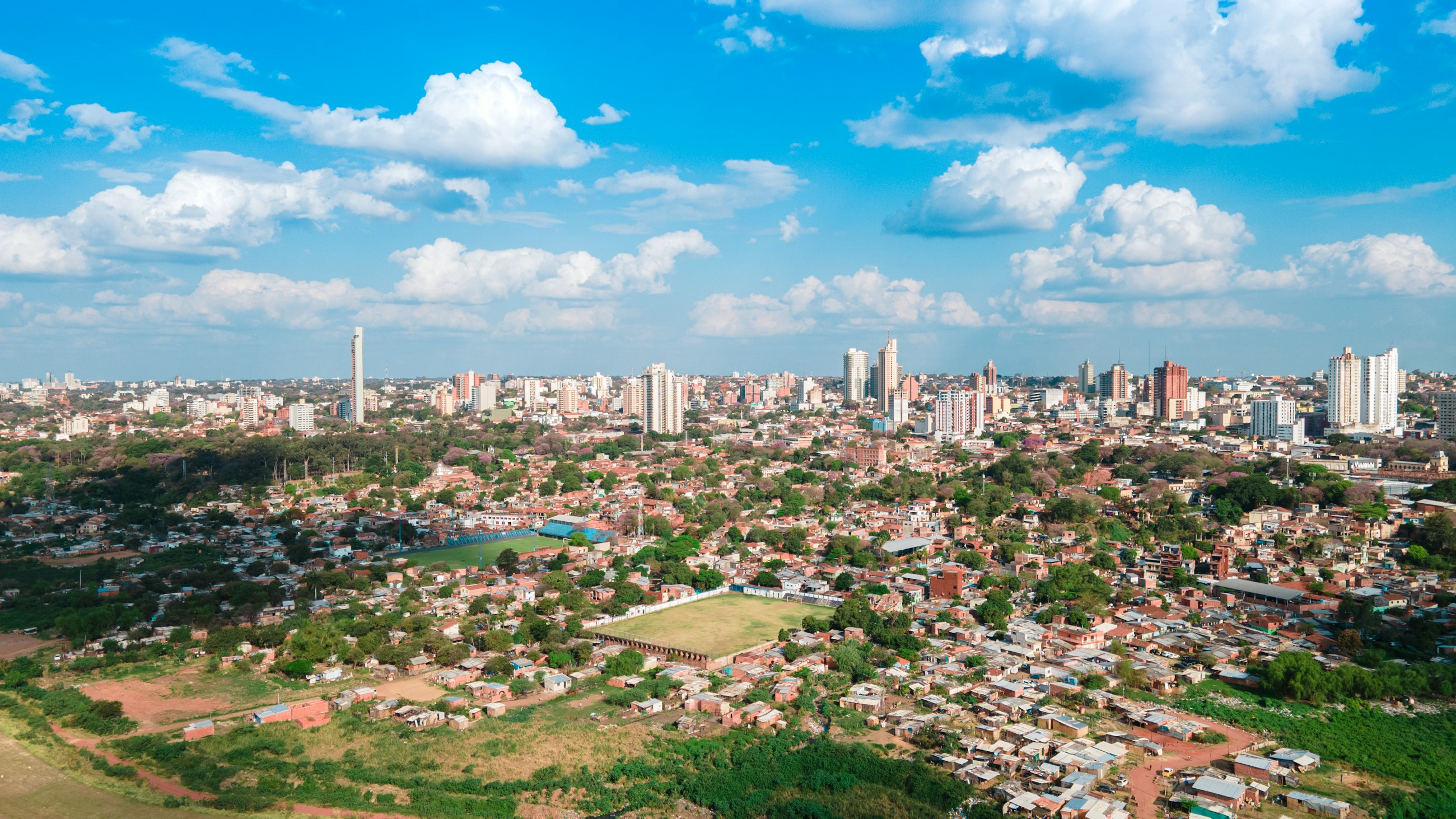 Vue aérienne d'Asunción, Paraguay, avec la skyline du centre-ville