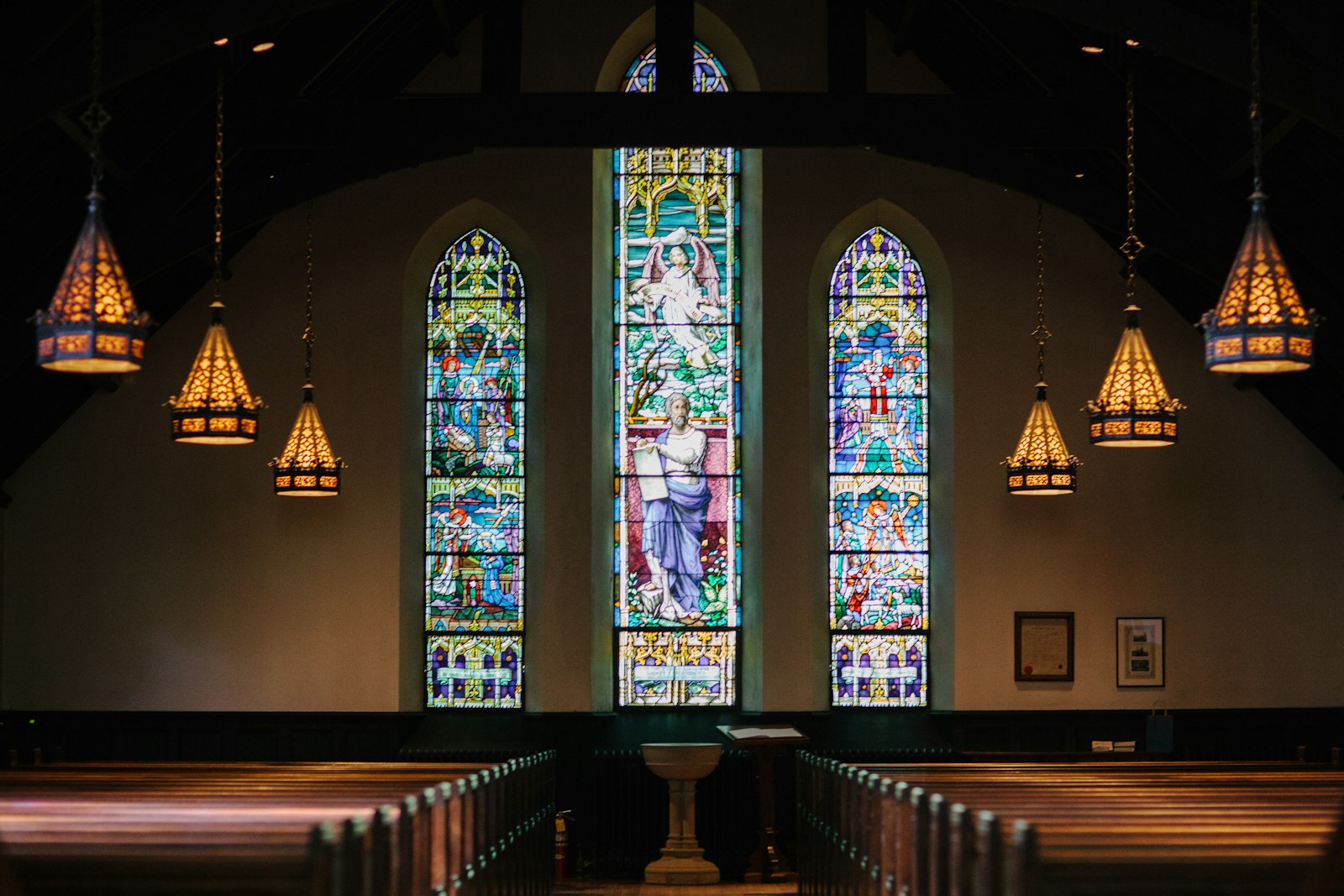 Intérieur d'une église avec vitraux