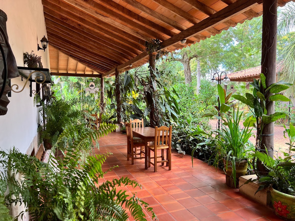 Terrasse et jardin de l'hôtel Los Jardines d'Areguá